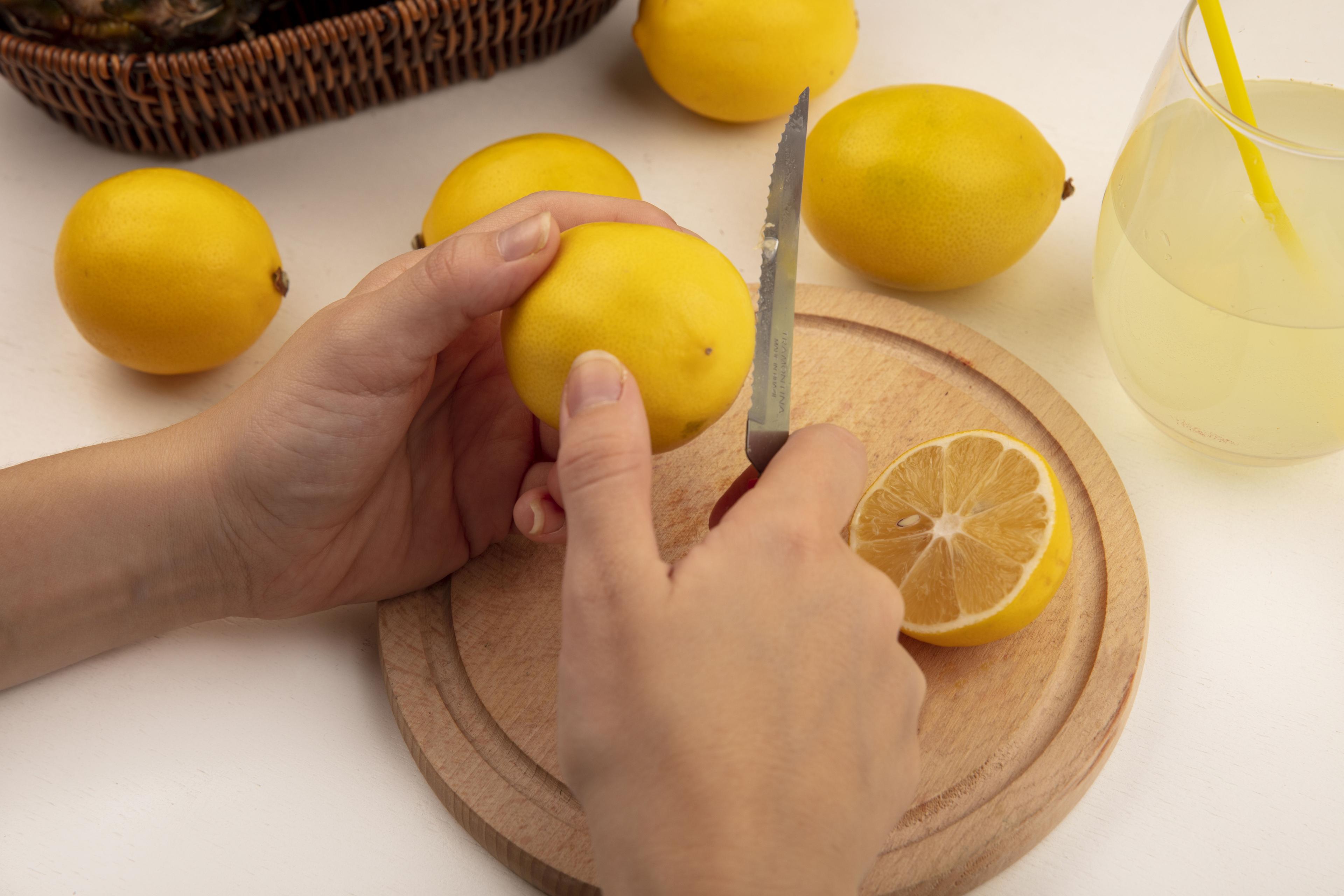 Nie tylko do lemoniady — praktyczne zastosowania cytryny w kuchni