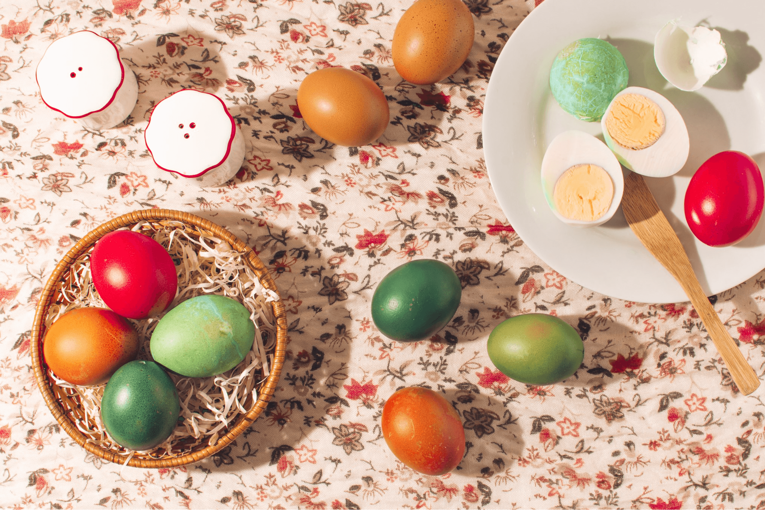Naturalne barwienie jajek — czym farbować wielkanocne jajka?