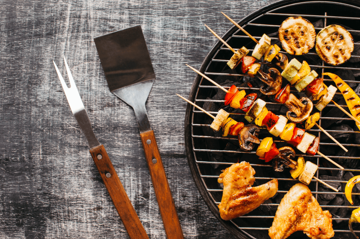 Majówkowy grill – nie tylko kiełbasa! Warzywa, sery i wege alternatywy