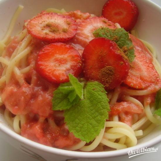 Spaghetti z truskawkami i cynamonem