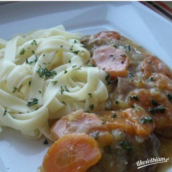 Wieprzowina duszona z tagliatelle