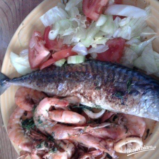Grillowana makrela z owocami morza z chilli