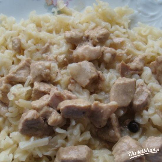 Makaron z sosem i mięsem