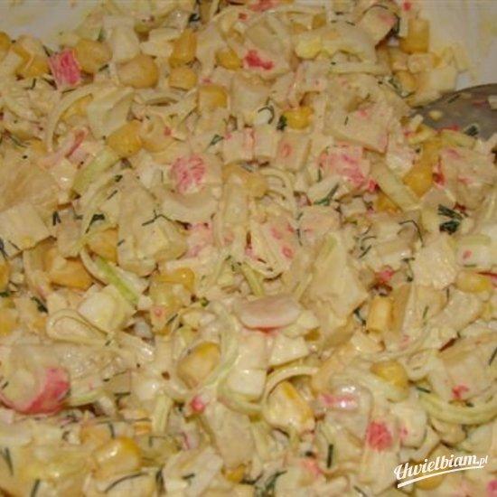 Sałatka z paluszkami krabowymi