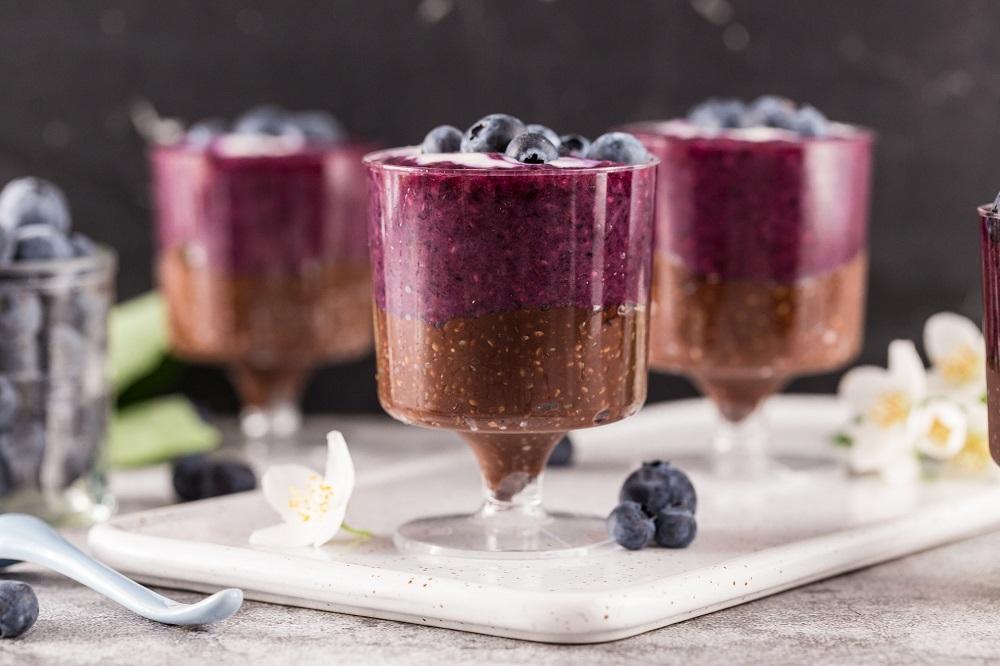 Letni pudding czekoladowy z owocami