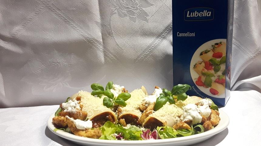 Canelloni z warzywnym leczo z filetem polanym sosem tzatziki 