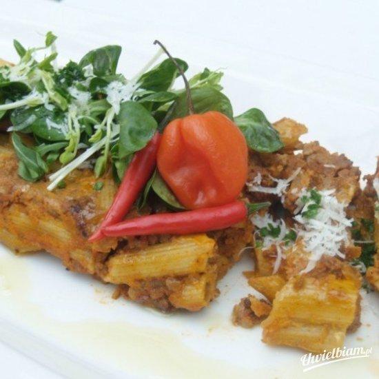 Zapiekanka mięsna z makaronem penne z dodatkiem czekolady i peperoni