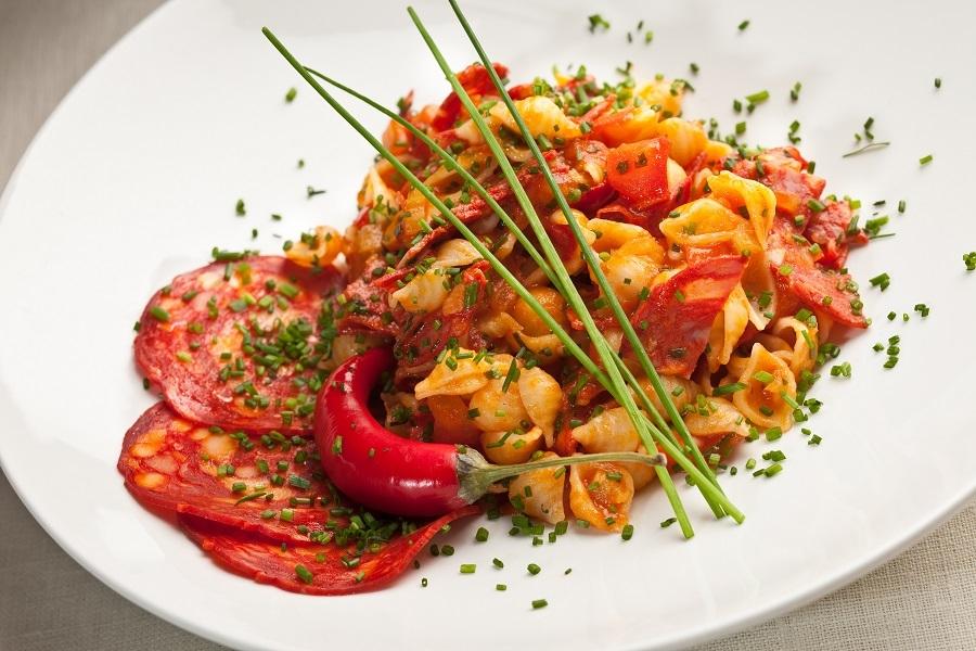 Muszelki morskie z chorizo