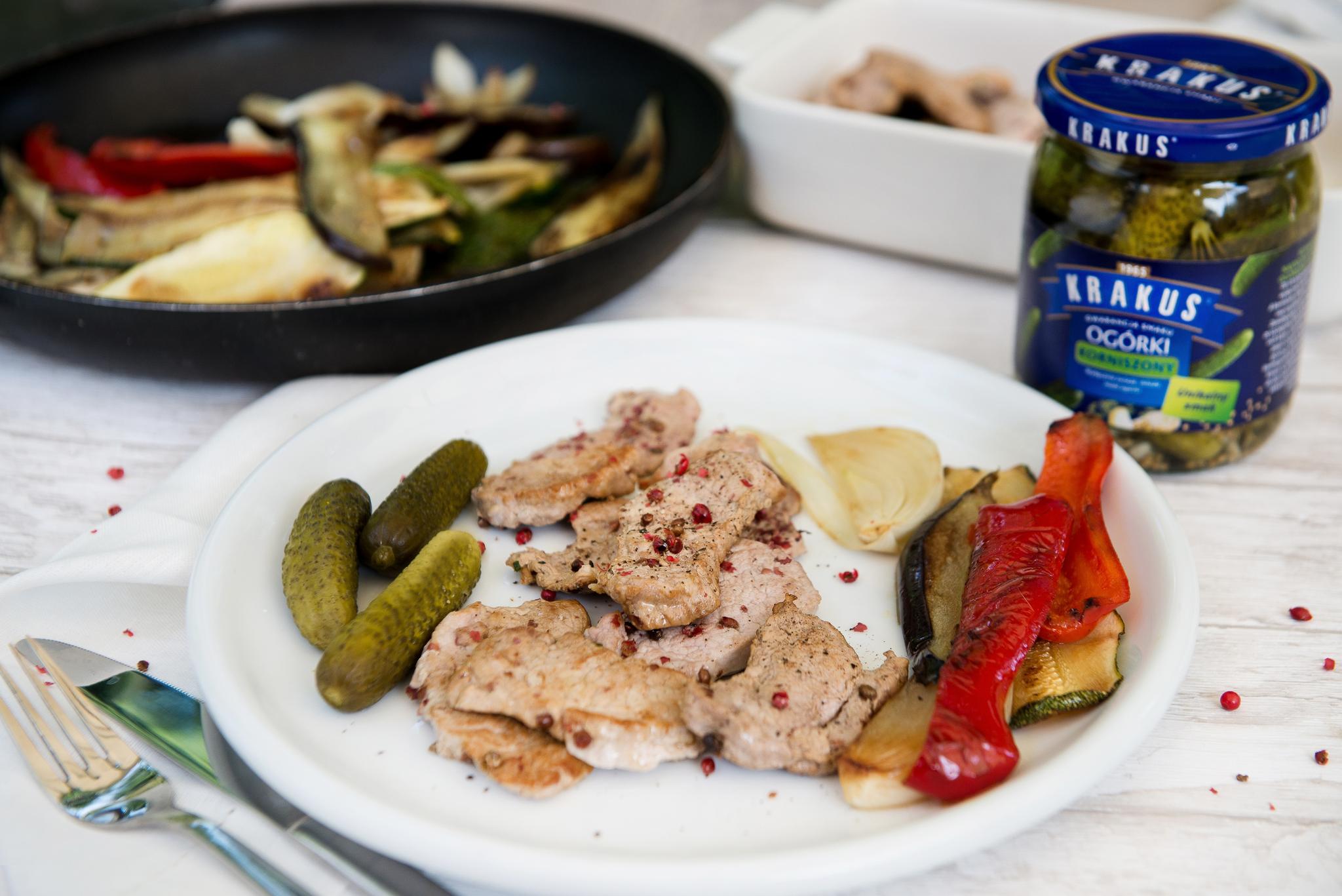 Szybkie steki z polędwicy wieprzowej grillowanymi warzywami