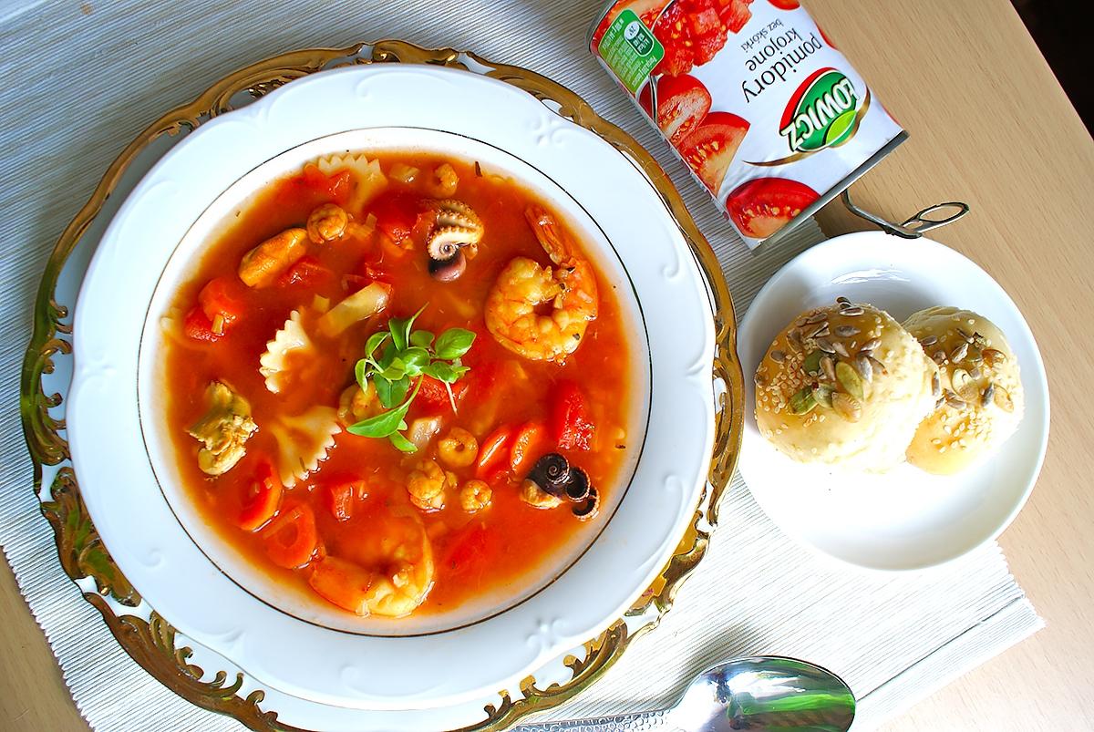 Zupa pomidorowa z owocami morza i bułeczkami z ziarnami