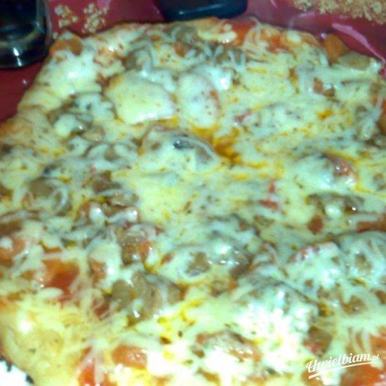 Pizza z gulaszem