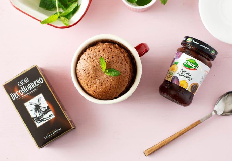 Szybkie brownie w kubku z kakao i z powidłami 