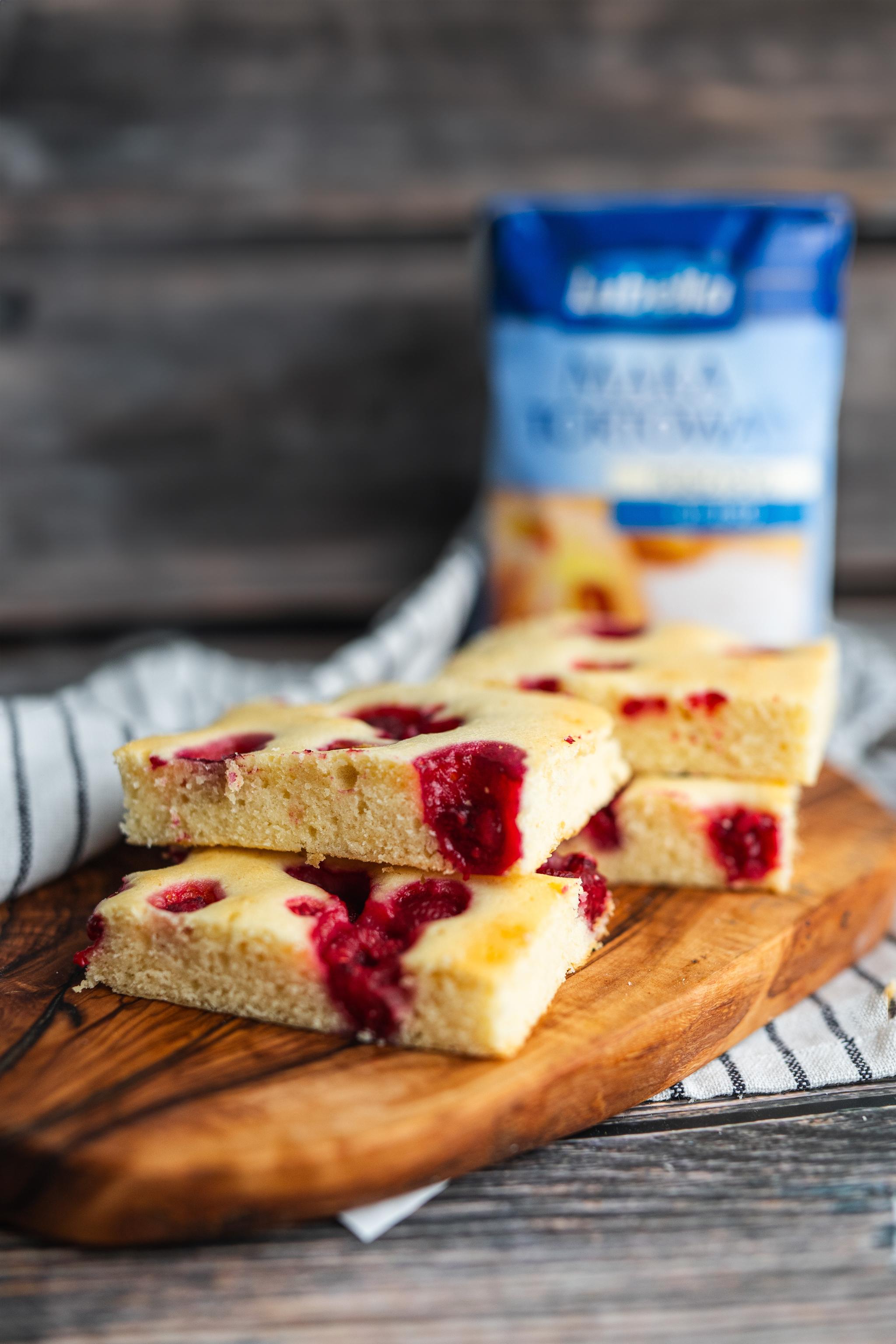 Blondie z białą czekoladą i malinami