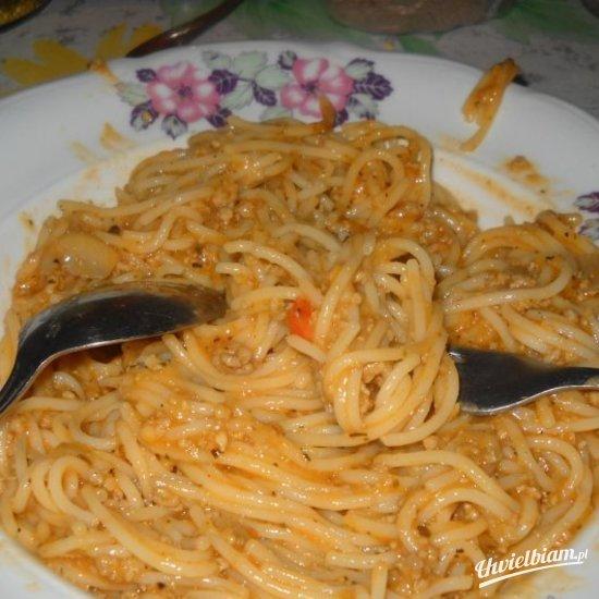 Spaghetti z szynką i inymi smakołykami na ostro
