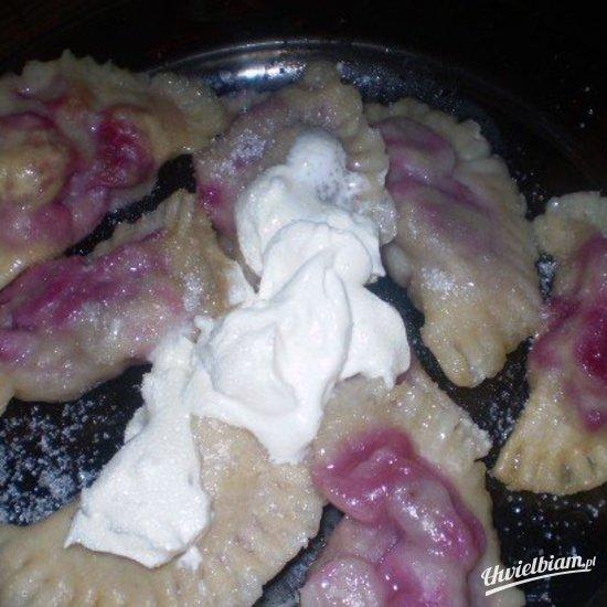 Pierogi z sezonowymi czereśniami