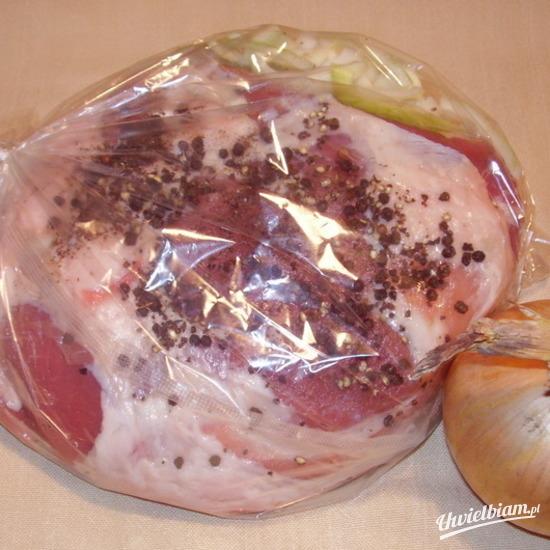 Łopatka z młotkowanym pieprzem pieczona na cebuli