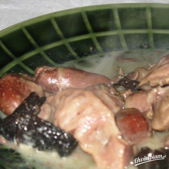 Grzybowy gulasz z podrobów drobiowych