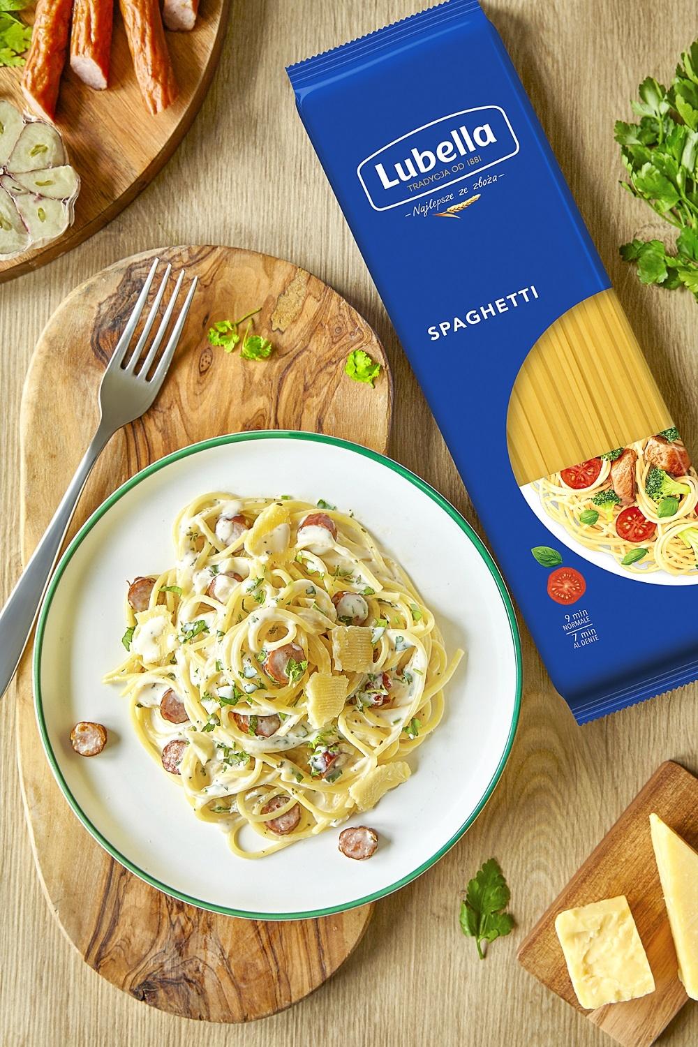 Spaghetti carbonara z kiełbasą i natką pietruszki