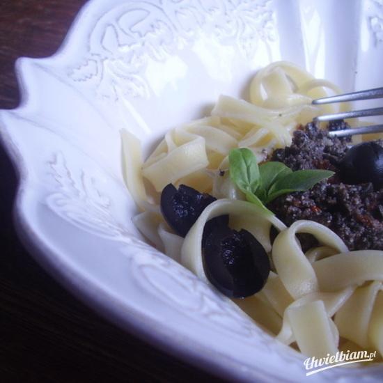Tagliatelle z czarnym pesto
