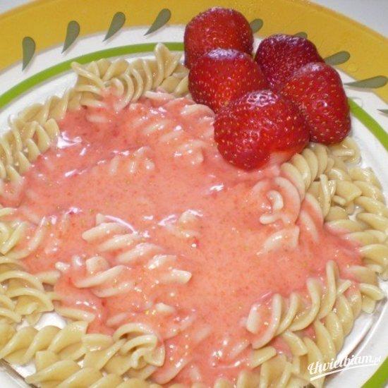 Makaron fusilli z truskawkami