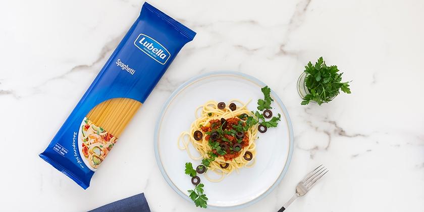Spaghetti z pesto z suszonych pomidorów z oliwkami