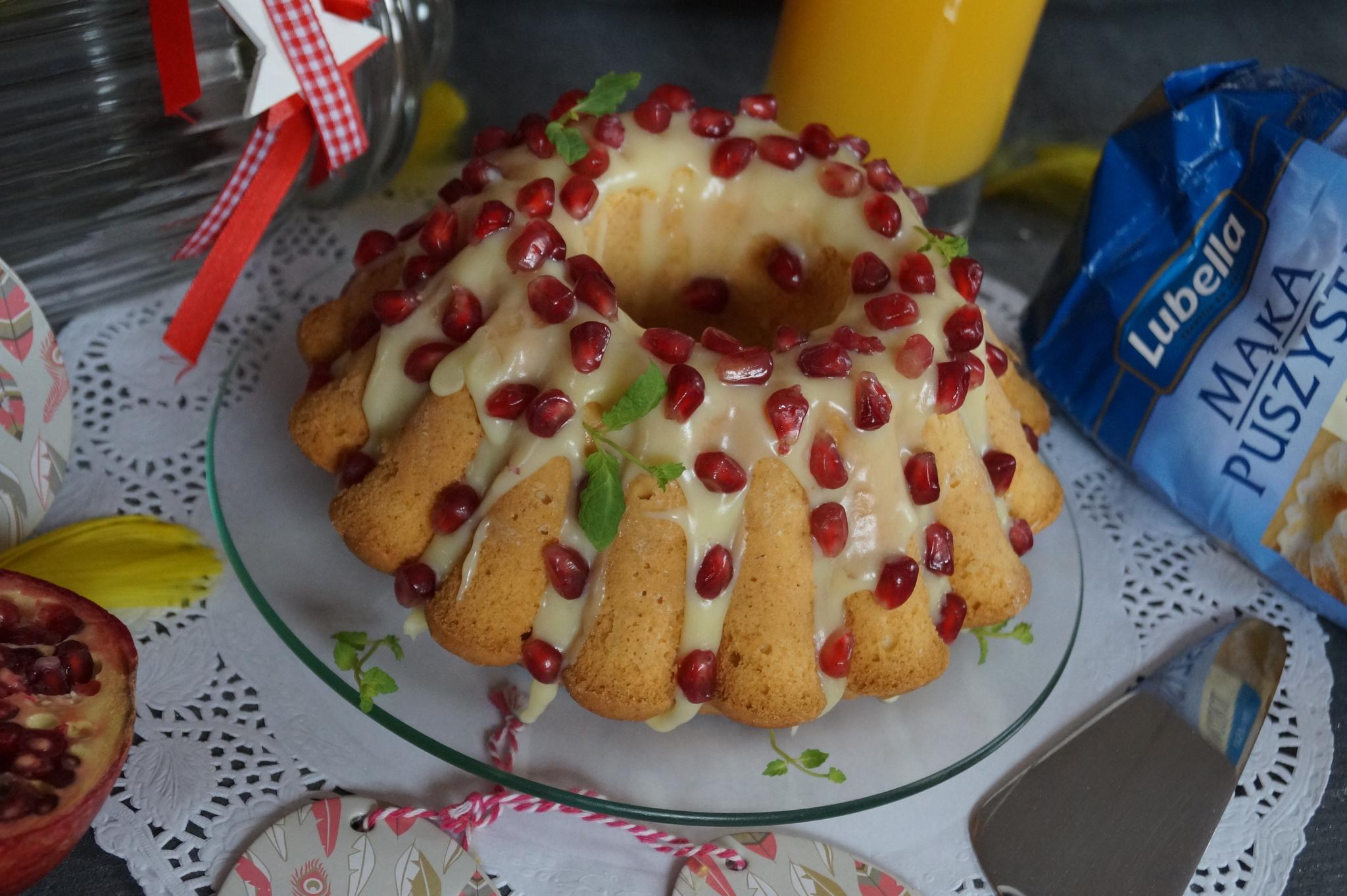 Babka pomarańczowa z granatem i białą polewą