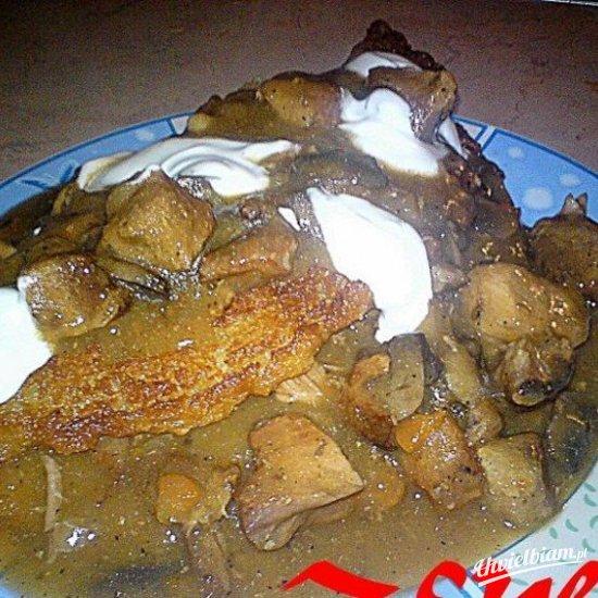 Placek z gulaszem mięsno pieczarkowym