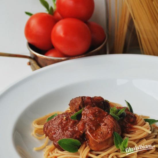 Gulasz wieprzowy z pomidorami i spaghetti