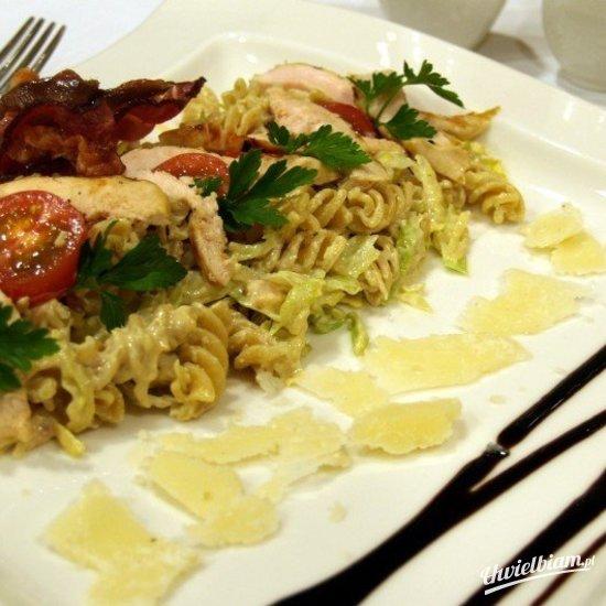 Sałatka z makaronem, grillowanym kurczakiem i sosem cezar
