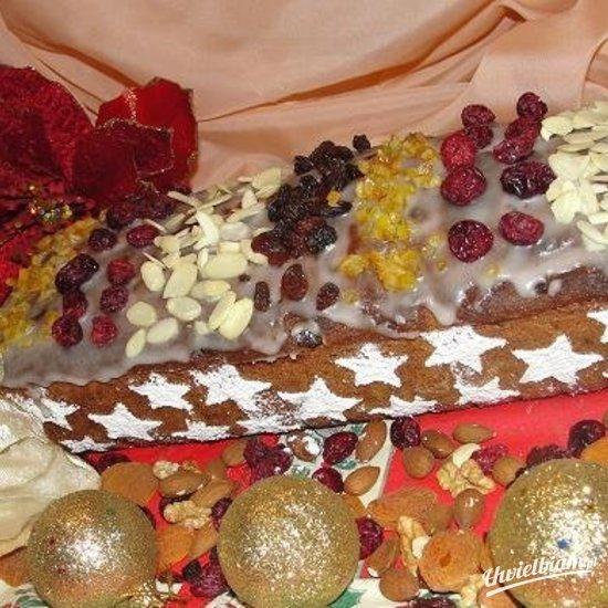 Keks z moczonymi bakaliami w rumie