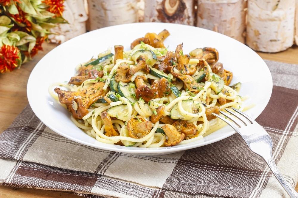 Tagliatelle ze smażoną cukinia i sosem kurkowym
