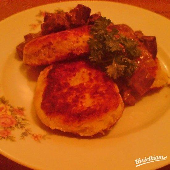 Placuszki ziemniaczano-serowe z sosem grzybowym