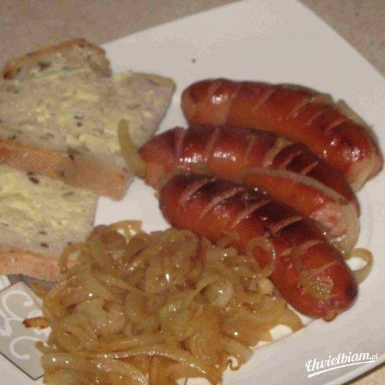 Kiełbaska w cebulowych wiórkach