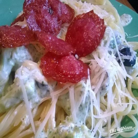 Spaghetti z białym sosem i chrupiącym salami