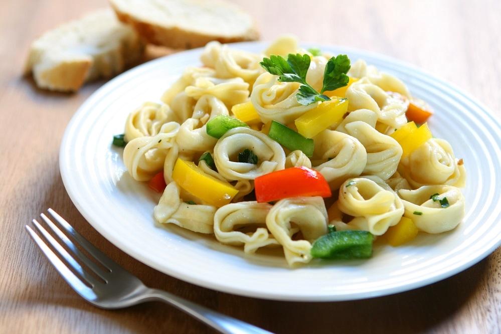 Sałatka paprykowa z tortellini