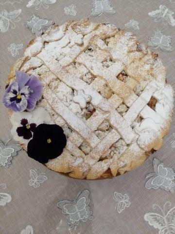 Ciasto z jabłkami i rabarbarem pod roślinną szachownicą