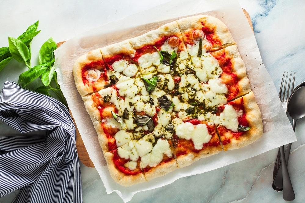 Domowa pizza z tartą szynką