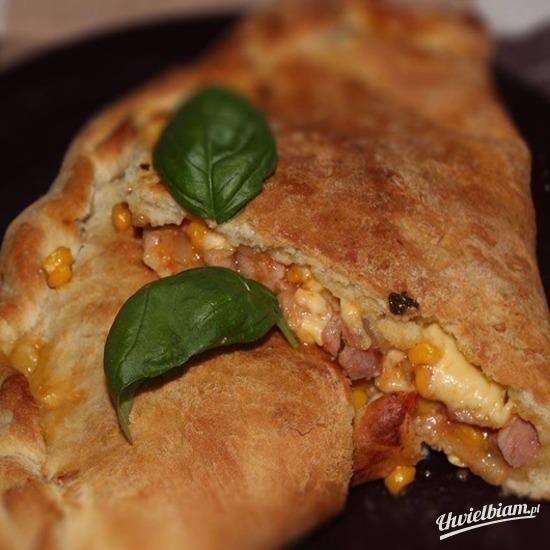 Calzone z mięsem i warzywami