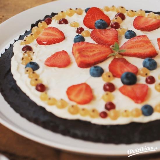 Pizza z owocami na spodzie czekoladowym