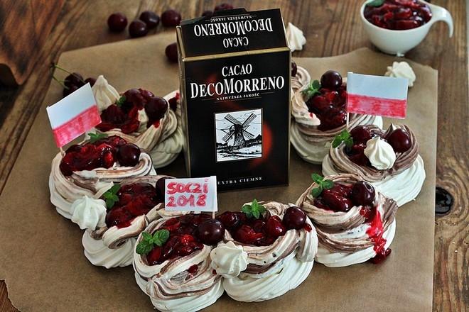 Koszyczki bezowo-wiśniowe z kremem brzdącowym