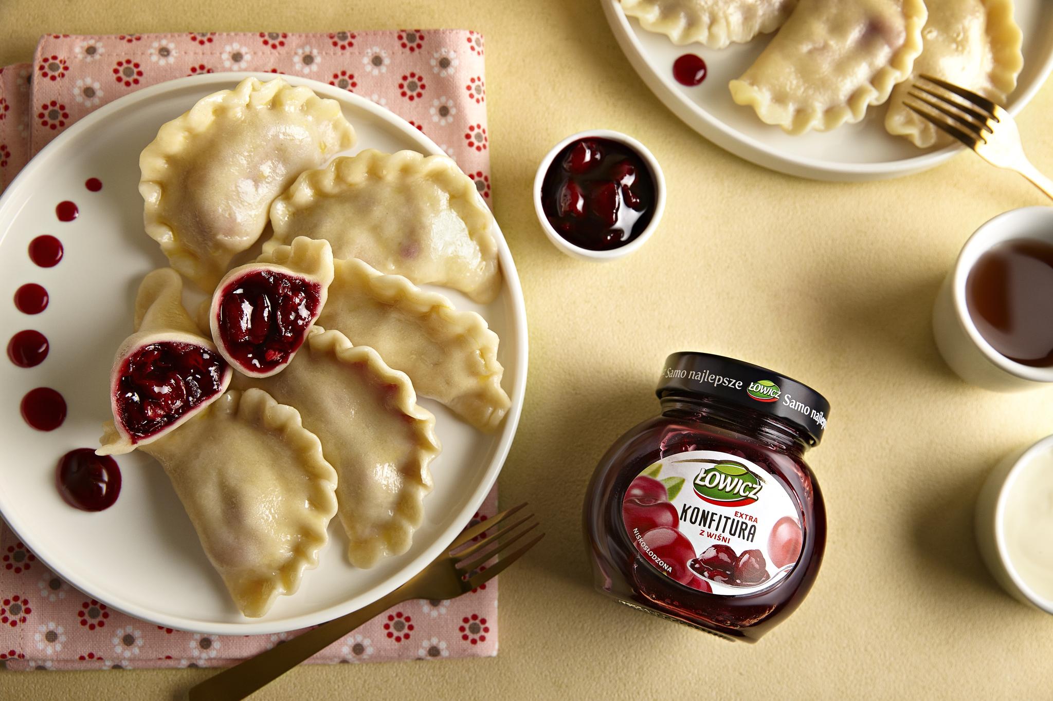 Pierogi z konfiturą wiśniową 