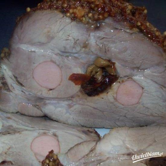 Karkówka nadziewana parówką i suszonymi pomidorami