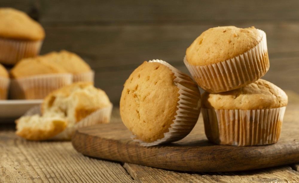 Muffiny z malinowym kremem budyniowym