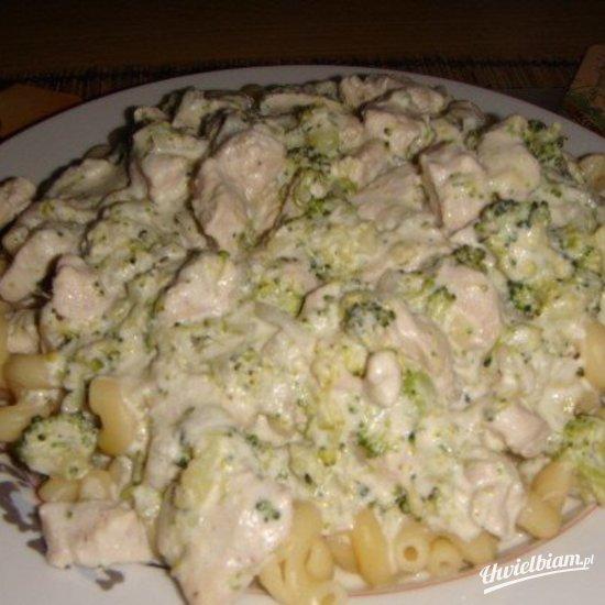Makaron z kurczakiem w sosie kremowy