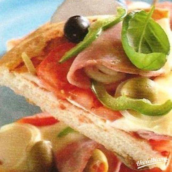 Pizza z pomidorami i mozzarellą
