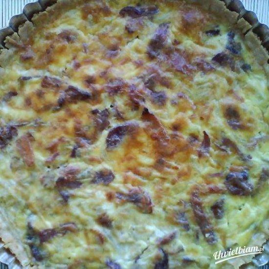 Tarta z porami i wędzoną szynką