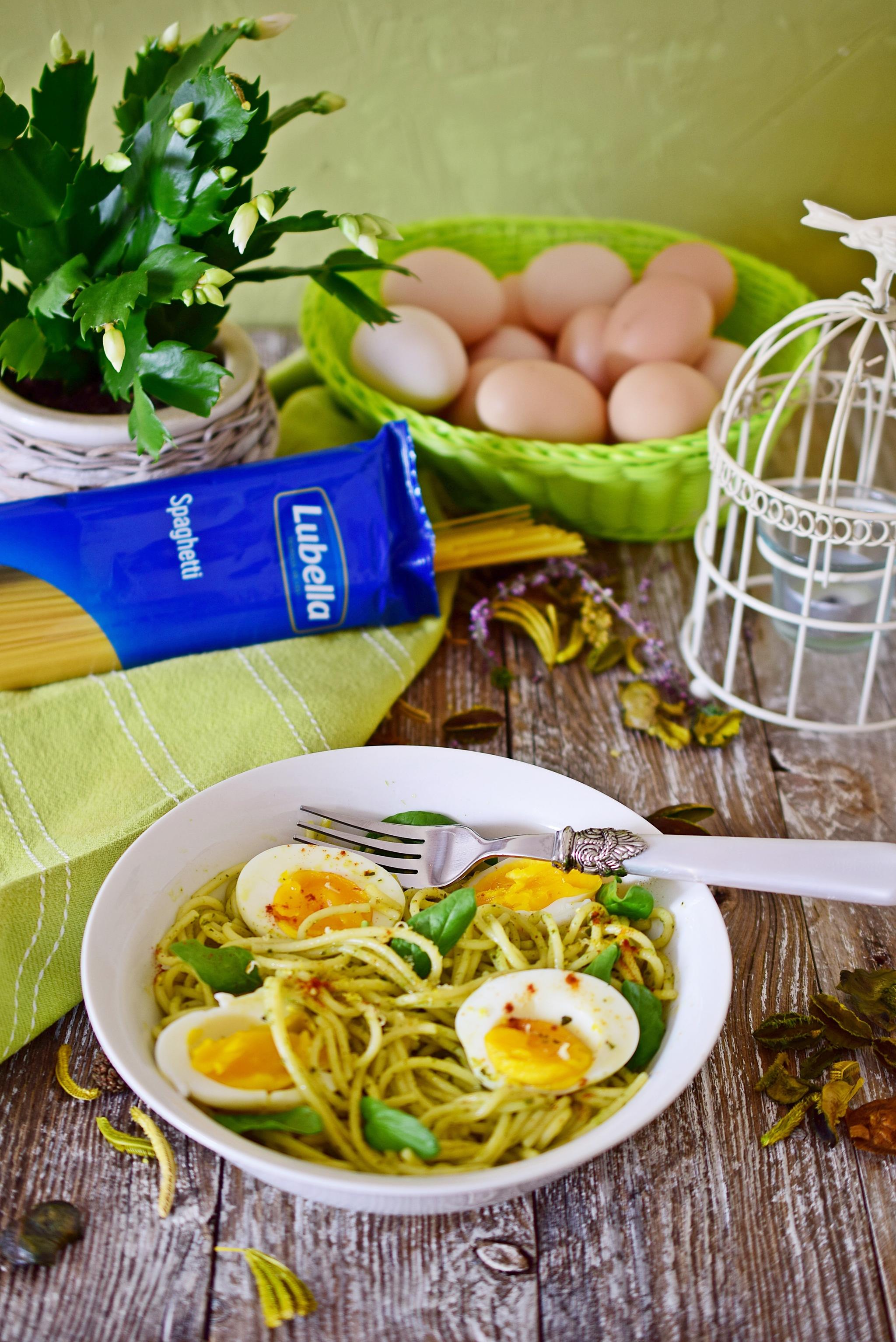Spaghetti z zielonym pesto i jajkami od szczęśliwych kurek
