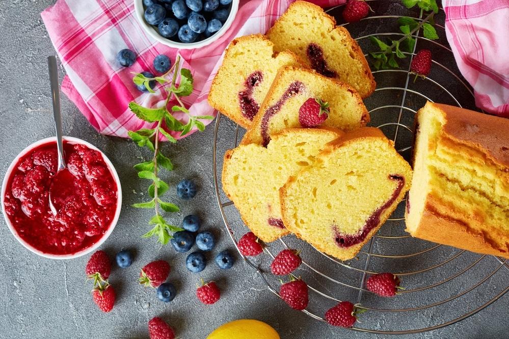 Babka z jagodami i malinami