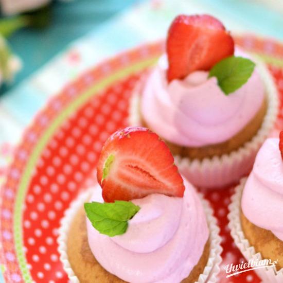 Muffinki z truskawkami i malinową pianką