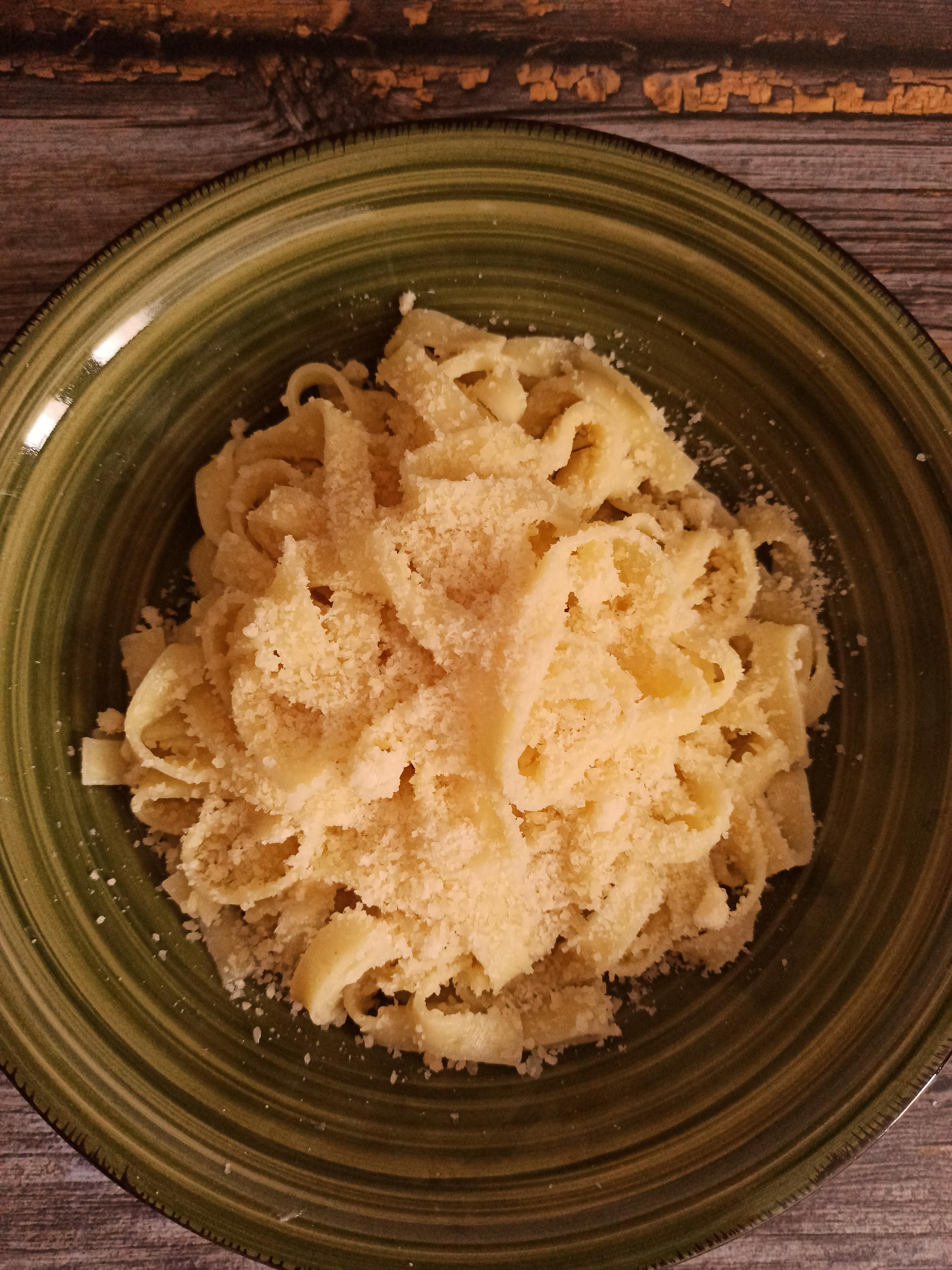 Fettuccine Alfredo — makaron z masłem i parmezanem